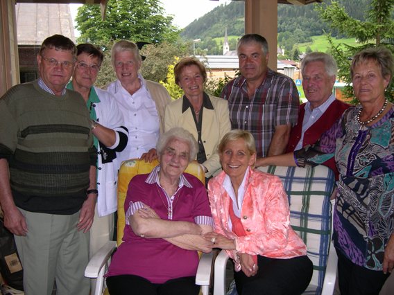 Schwiegersohn Walter, Tochter Julie, Katharina Pfeffer, Tochter Vroni, GR Herbert Hörfarter, Seniorenobmann Rudi Kröll, Tochter Christl; vorne: Gruber Anna, LAbg. Bgm. Sonja Ottenbacher